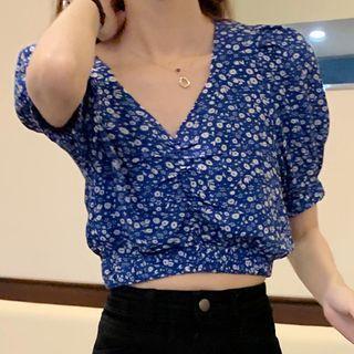 V-neck Ruched Short-sleeve Floral Cropped Chiffon Blouse Blue - One Size