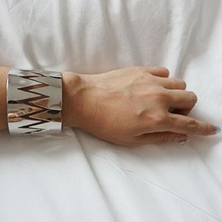 Zigzag Patterned Bold Open Bangle