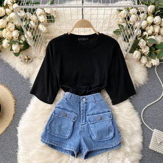 Set: Short-sleeve Cropped T-shirt + Pocket Detail Denim Shorts