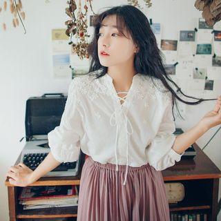 Applique Bow-tied Slit-side Blouse
