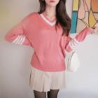 V-neck Piped Loose-fit Knit Top