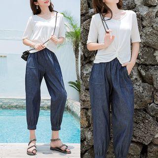 Set: V-neck Short-sleeve T-shirt + Tapered Jeans