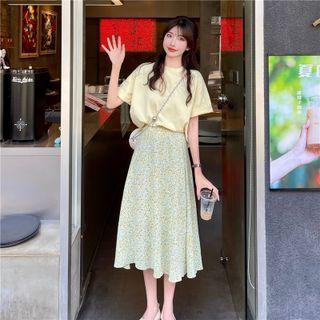 Elbow-sleeve T-shirt / Floral Print Skirt