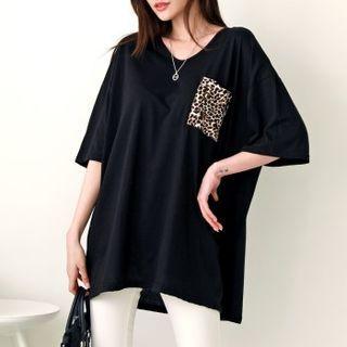 V-neck Leopard-pocket T-shirt