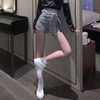 Long-sleeve One-shoulder T-shirt / Gingham Shorts