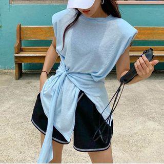 Sleeveless Slit T-shirt / Contrast Stitching Piped Shorts