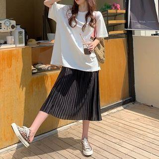 Elbow-sleeve T-shirt / Pleated Midi Skirt