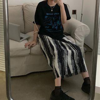 Printed Short-sleeve T-shirt / Printed Midi Skirt