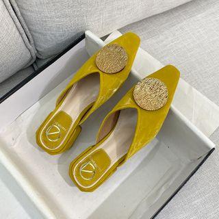 Disc-accent Low-heel Pointed Mules