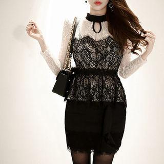 Keyhole Trim A-line Laced Top