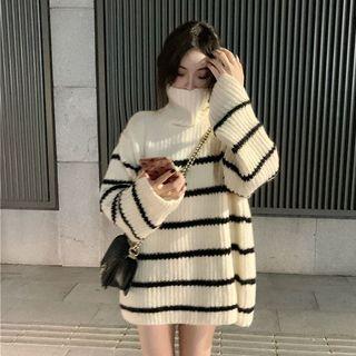 Turtle-neck Striped Sweater / Faux Shearling Buttoned Vest