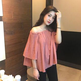 Off-shoulder Frilled T-shirt