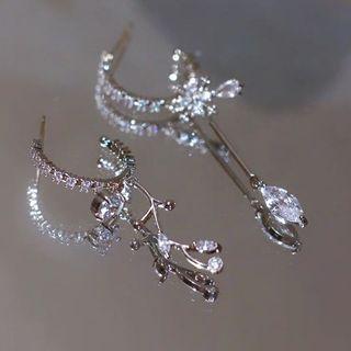 Asymmetrical Rhinestone Floral Stud Earring 1 Pair - C107-1 - Silver - One Size