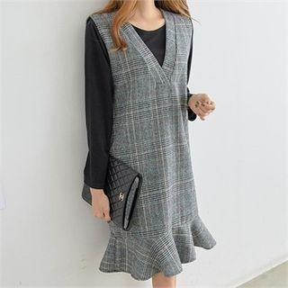 Set: V-neck Sleeveless Plaid Dress + T-shirt