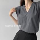 Sleeveless Padded-shoulder V-neck T-shirt