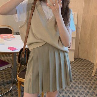 Plain Short-sleeve T-shirt / V-neck Knit Vest / Pleated Skirt