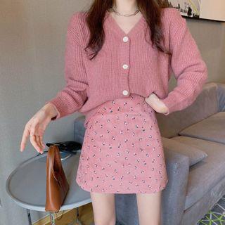 V-neck Knit Cardigan / Corduroy Skirt