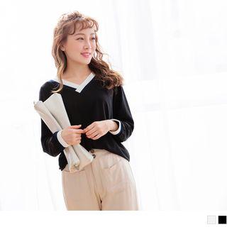 Contrast Trim Dip Back V-neck Top