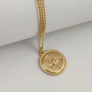 Alloy Embossed Rose Disc Pendant Necklace As Shown In Figure - One Size