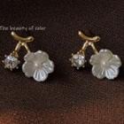 Flower Acrylic Earring A883 - 1 Pair - White Flower - Gold - One Size