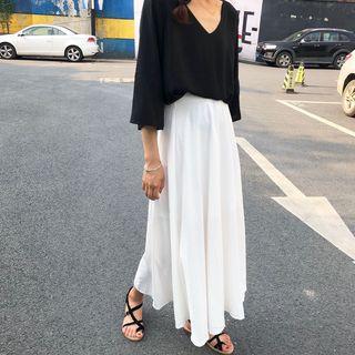 V-neck 3/4-sleeve T-shirt / A-line Maxi Skirt