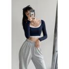 Long-sleeve Contrasted U-neck Cropped T-shirt