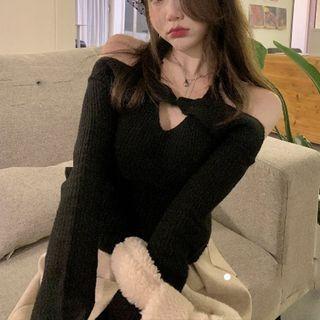 Set: Knit Halter Top + Long-sleeve Off-shoulder Crop Top