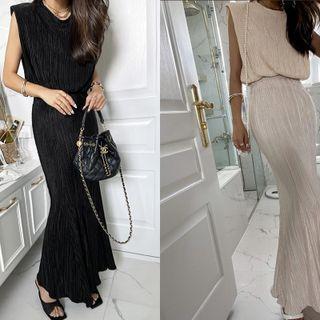 Padded Shoulder Sleeveless Pleated Top
