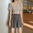 Short-sleeve Ribbed Cropped T-shirt / Wide Leg Shorts