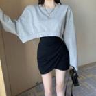 Loose-fit Crop T-shirt / Plain Skirt