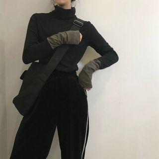 Long-sleeve Turtleneck Top / Straight-fit Pants