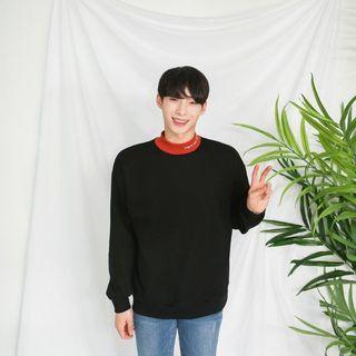 Contrast-collar Letter-embroidered Pullover