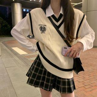 V-neck Badge Sweater Vest