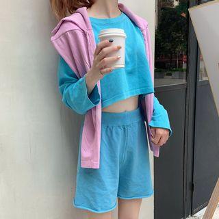 Cropped Long-sleeve T-shirt / High Waist Shorts