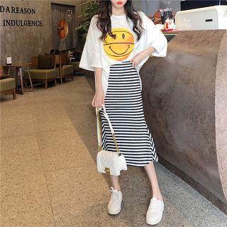 Printed Elbow Sleeve T-shirt / Striped Skirt