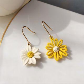 Daisy Asymmetrical Dangle Earring