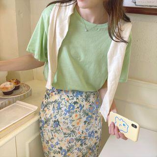 Short-sleeve Lettering T-shirt / Floral Print Midi Fitted Skirt