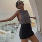 Sleeveless Loose-fit Crop T-shirt