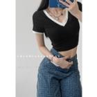 Contrasted V-neck Crop T-shirt