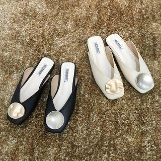 Mismatch Circle Accent Mules