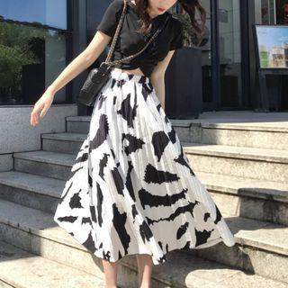 Short Sleeve Cropped Tee / Pattern A-line Pleated Skirt