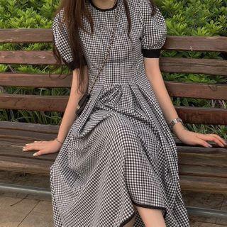 Short-sleeve Plaid Midi A-line Dress Black & White - One Size
