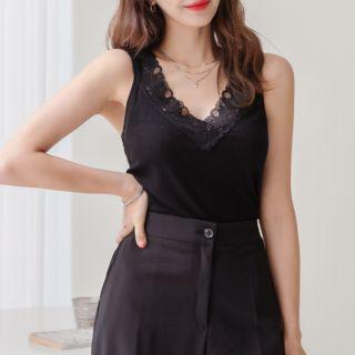 Plus Size Lace V-neck Sleeveless Top