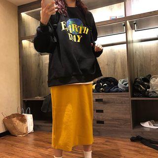 Long-sleeve Printed Sweatshirt / High-waist Plain Knit Skirt