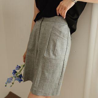 Pocket-side Pleated Shorts