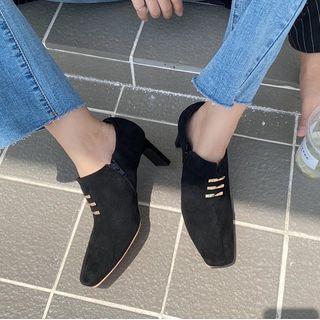 Square-toe Buckled Chunky Heel Shoes