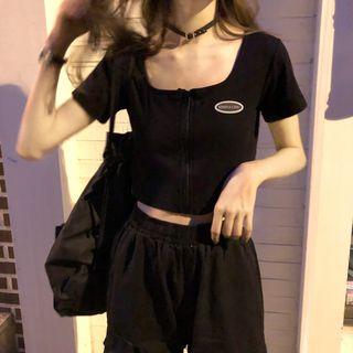 Short-sleeve Zip Cropped T-shirt / Cropped Cargo Pants