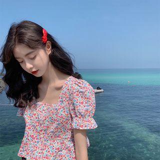 Short-sleeve Floral Buttoned Cropped Top