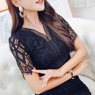 Short-sleeve Lace Top / Fitted Skirt