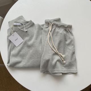 Set: Plain Waffle Sweatshirt + Shorts